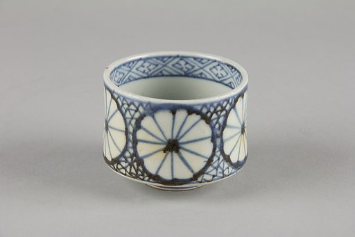 Set of Five Teacups (Yunomi-wan) with Chrysanthemum and Broken-Ice Pattern