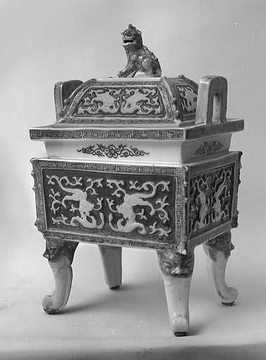 Covered incense burner with archaistic patterns