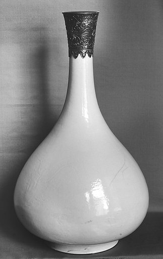 Vase with dragon