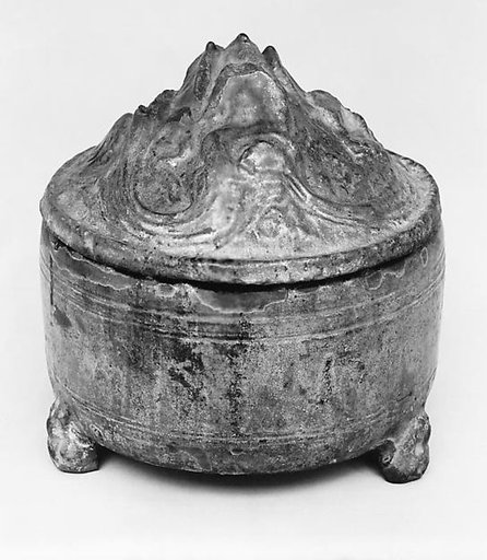 Model of a wine container with hill-shaped cover
