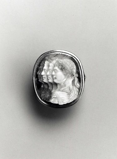 Cameo ring with three profile heads
