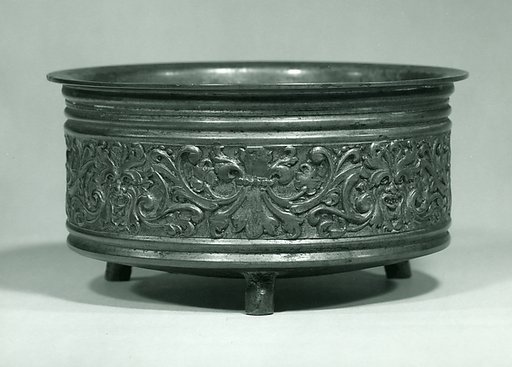 Bowl decorated with frieze of grotesques