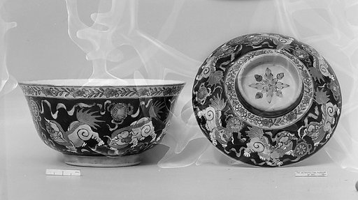 Covered bowl with lions