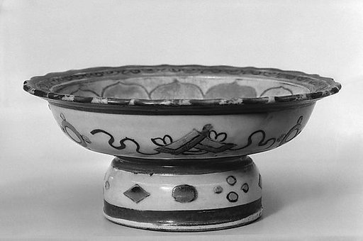 Foliated dish with lotus design