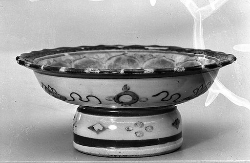 Foliated dish with lotus design