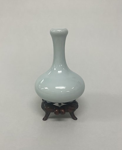 Tripod vase