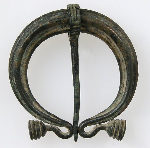 Pennanular or Omega Brooch