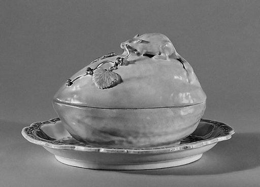 Tureen in the shape of a mellon with a squirrel