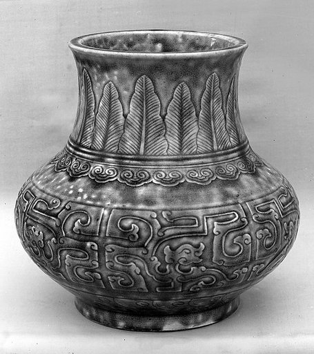 Vase with archaistic dragon pattern