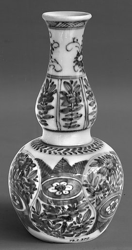 Double-gourd bottle with floral patterns