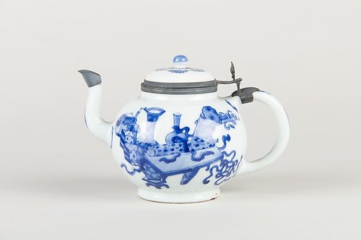 Ewer with archaistic vessels