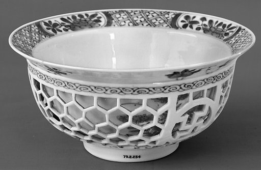 Bowl with recticulated wall