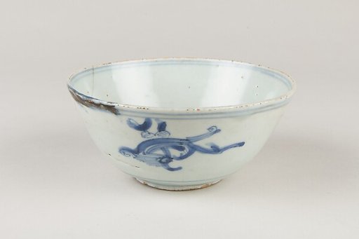 Bowl with dragon