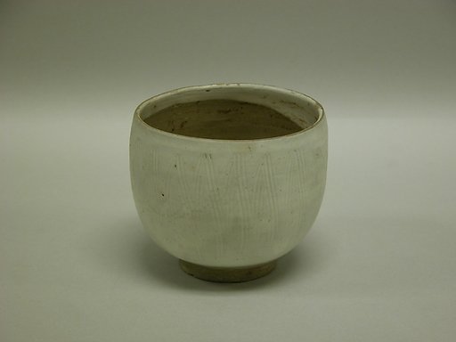 Cup with décor of triangle petals