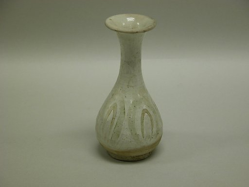 Yuhuchun vase with lotus petals