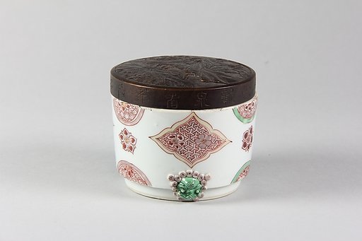 Incense burner with lion-head décor