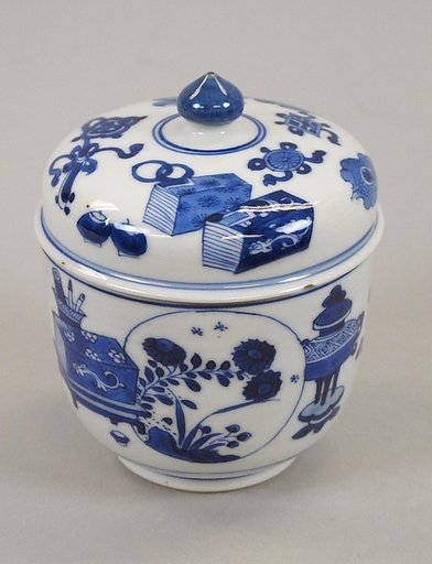 Covered jar with "Hundred Antique" pattern