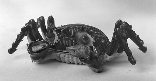 Covered box in the shape of a crab