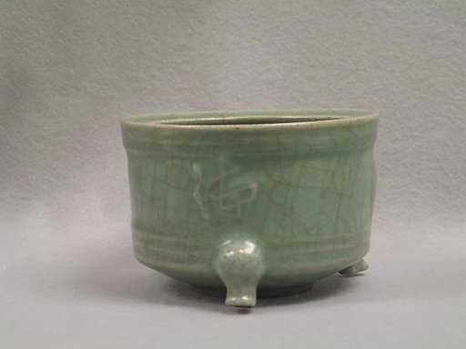 Incense burner with characters "longevity, mountain, fortune, sea" (shou shan fu hai)