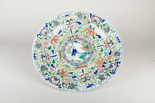 Plate with human figures