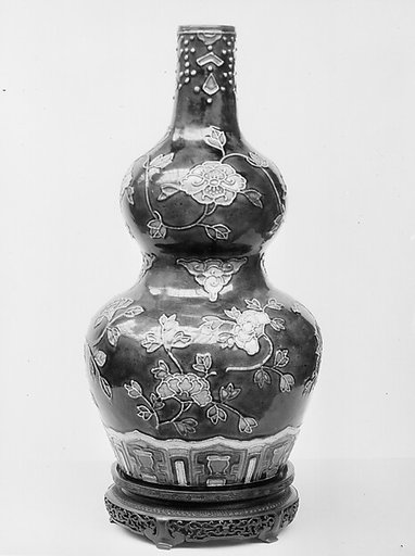Double gourd bottle with flowers