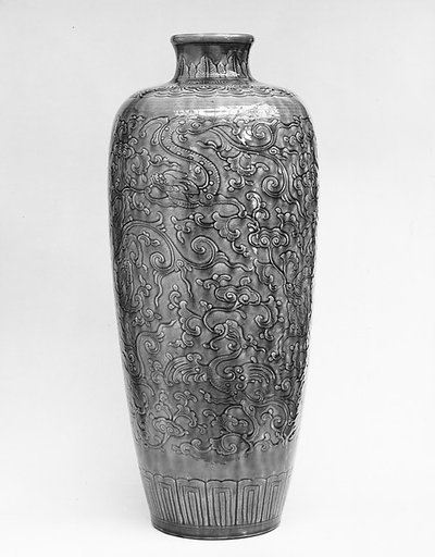 Vase with chi dragons