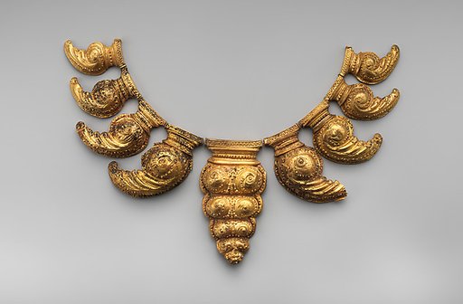Necklace Comprising Nine Leaf-Shaped Pendants