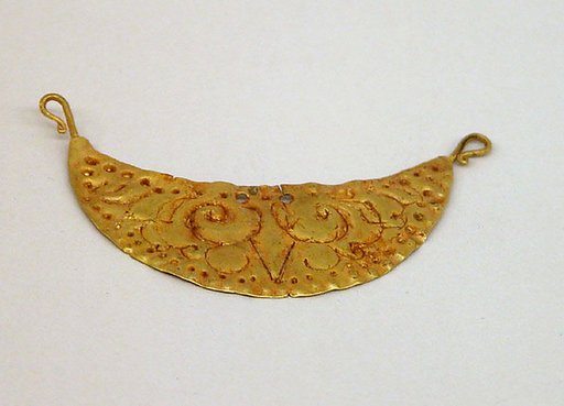Cresecent Moon-Shaped Pendant with Foliate Design
