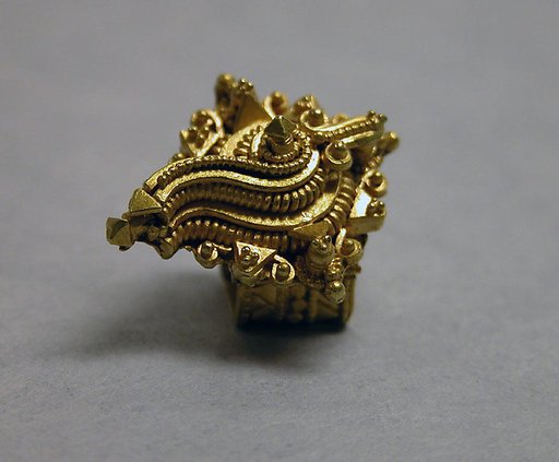 Hinged Earclip with Shankha Mofif