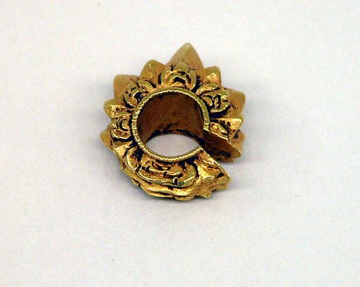 Ear Clip in the Shape of a Starfruit with Foliate Design