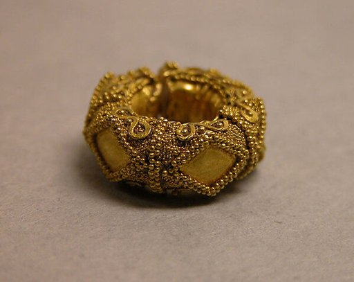 Ear Ornament with Granulate Design