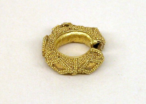 Ear Ornament with Granulate Design