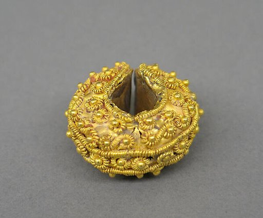Ear Ornament with Filigree and Granulate Designs