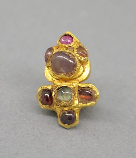 Ear Clip Inlaid with Eight Stones