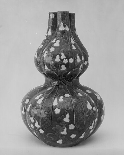 Gourd-shaped vase with gourds