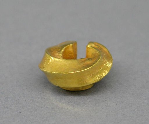 Ear Ornament of Twisted Spiral Design