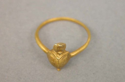 Ring with Bezel Composed of Tortoise Motif