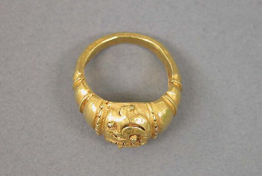 Ring with Scroll Pattern Design on Bezel