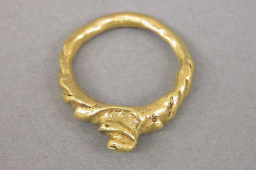Ring with Stylized Flame Motif and Ribbed Hoop