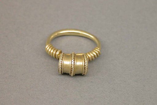 Ring with Barrel-shaped Bezel and Ribbed Hoop