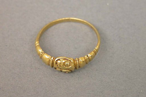 Ring with Raised Circular Bezel and Ribbed Hoop