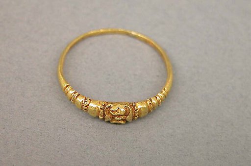 Ring with Ribbed and Notched Hoop