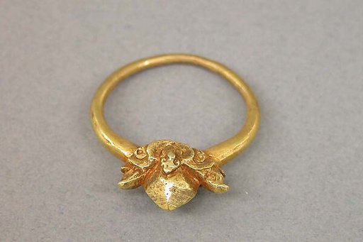 Ring with Pyramid Shaped Bezel