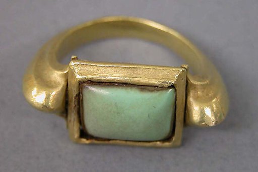 Stirrup-shaped Ring with Green Stone in Square Mount
