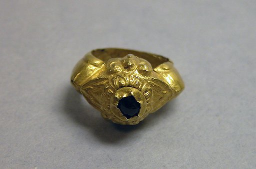 Ring with Purple Stone in Lotus-shaped Mount