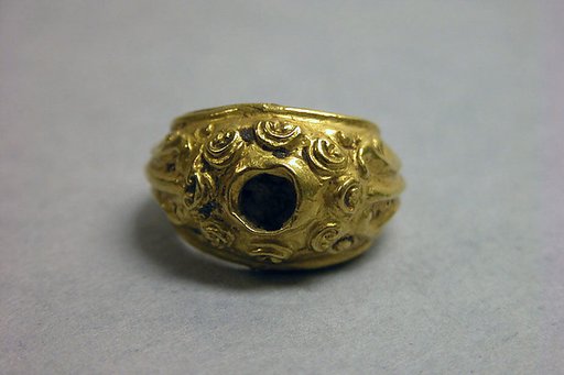 Stirrup-shaped Ring with Oval Bezel