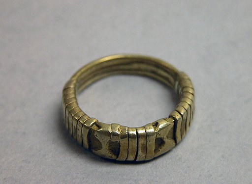 Ring Consisting of Three Bands Twisted Together