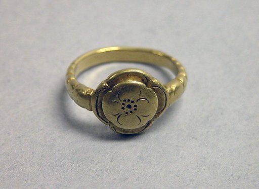 Ring with Scalloped-edge Bezel Simulating Lotus Pod