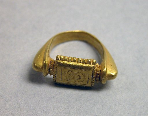 Stirrup-shaped Ring with Rectangular Bezel with "Sri"