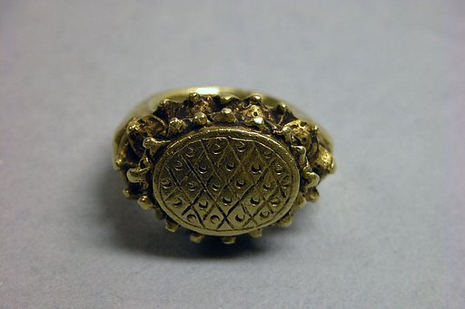 Stirrup-shaped Ring with Oval Bezel with Diaper Design